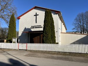 Pärnu Saalemi Vabakogudus sai alguse nii nagu paljud teised Evangeeliumi Kristlaste Vabakogudused.  1905. a kuulutas Tallinnas Stroomi rannas Jumala Sõna juudi 
