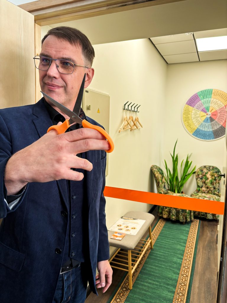 President Gunnar Kotiesen Sõbralt Sõbrale nõustamiskeskuse ruumi lindi läbilõikamisel Tallinnas. Foto S.-J. Siibak